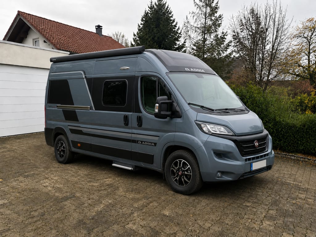 Adria Twin vor dem Reisestart auf einer Einfahrt