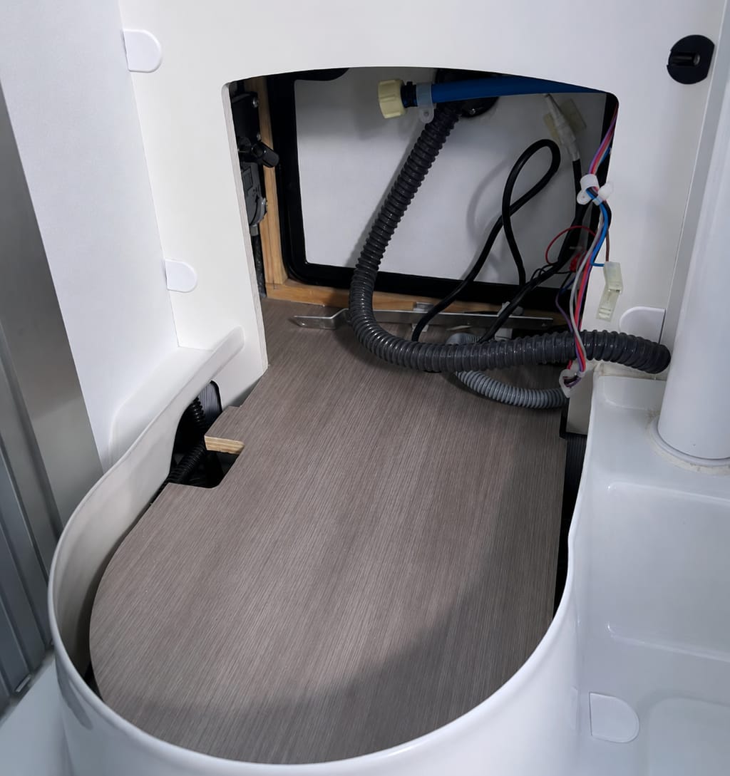 Ausgebauter Toilettenplatz im Adria Twin mit sichtbaren Anschlüssen