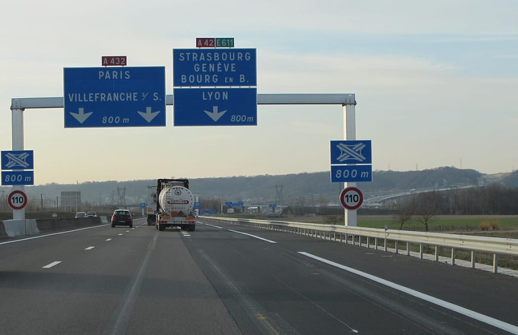 Autobahn bei Lyon mit Richtungsschildern nach Paris und Lyon