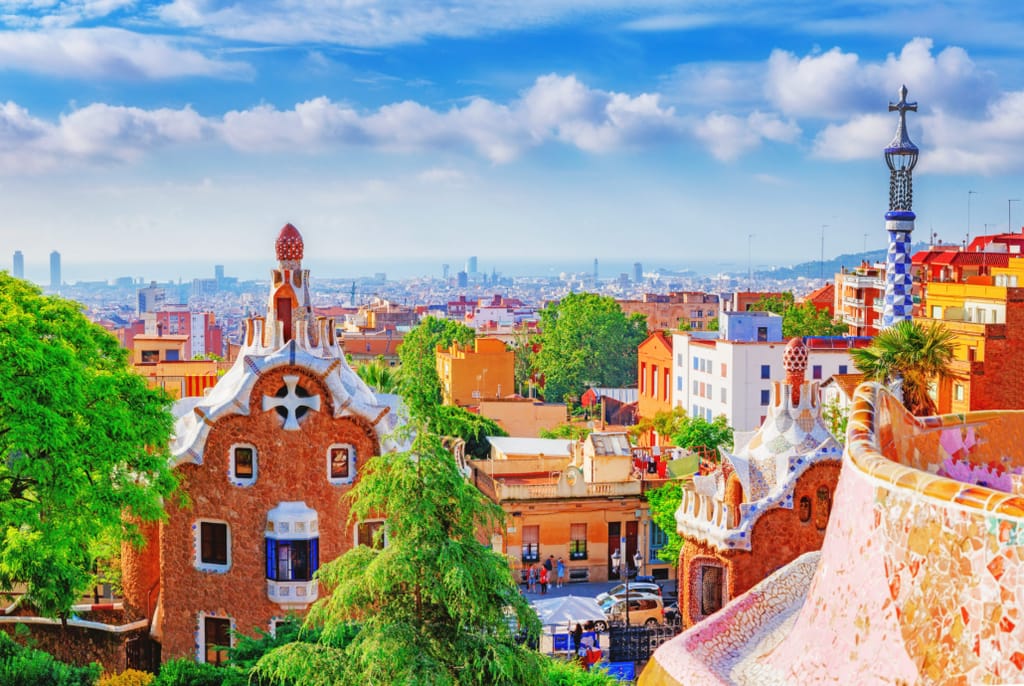 Blick über Barcelona mit bunten Gebäuden und Stadtpanorama