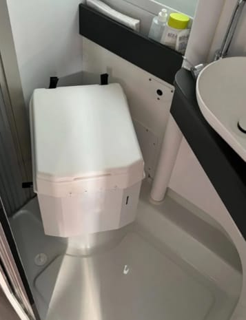 Eingebaute BioTioo im Schwenkbad des Adria Twin
