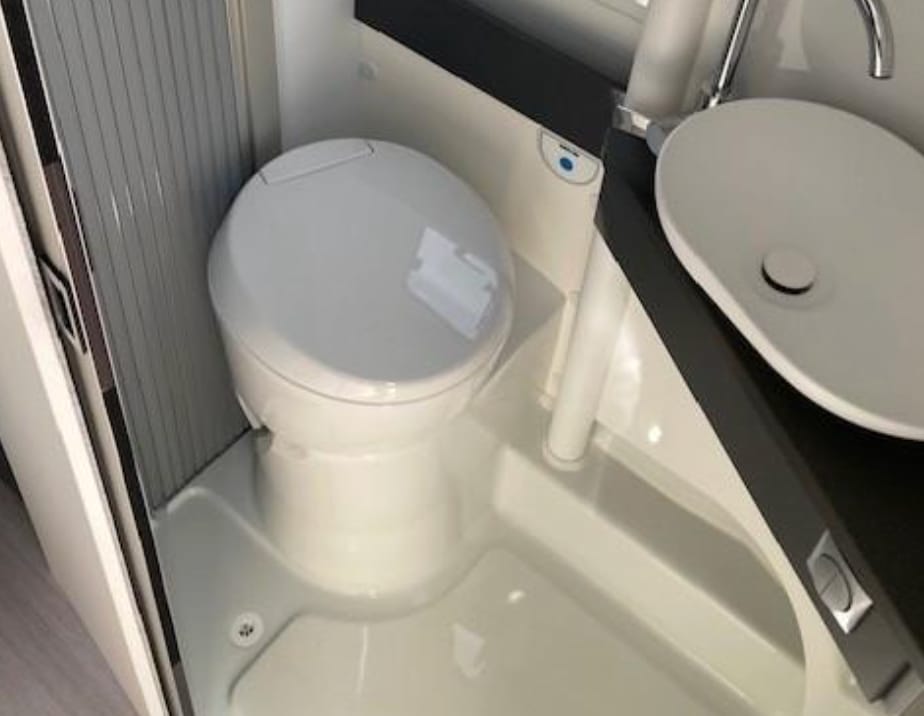 Originale Thetford-Kassettentoilette im Schwenkbad vor dem Umbau