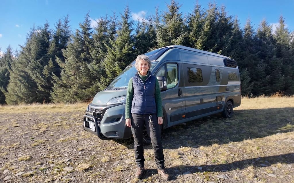 Anja vor dem Adria Twin 600 auf einem Waldstellplatz