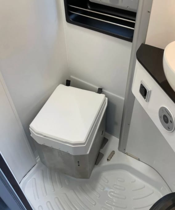 Geschlossene BioTioo Trenntoilette im Raumbad