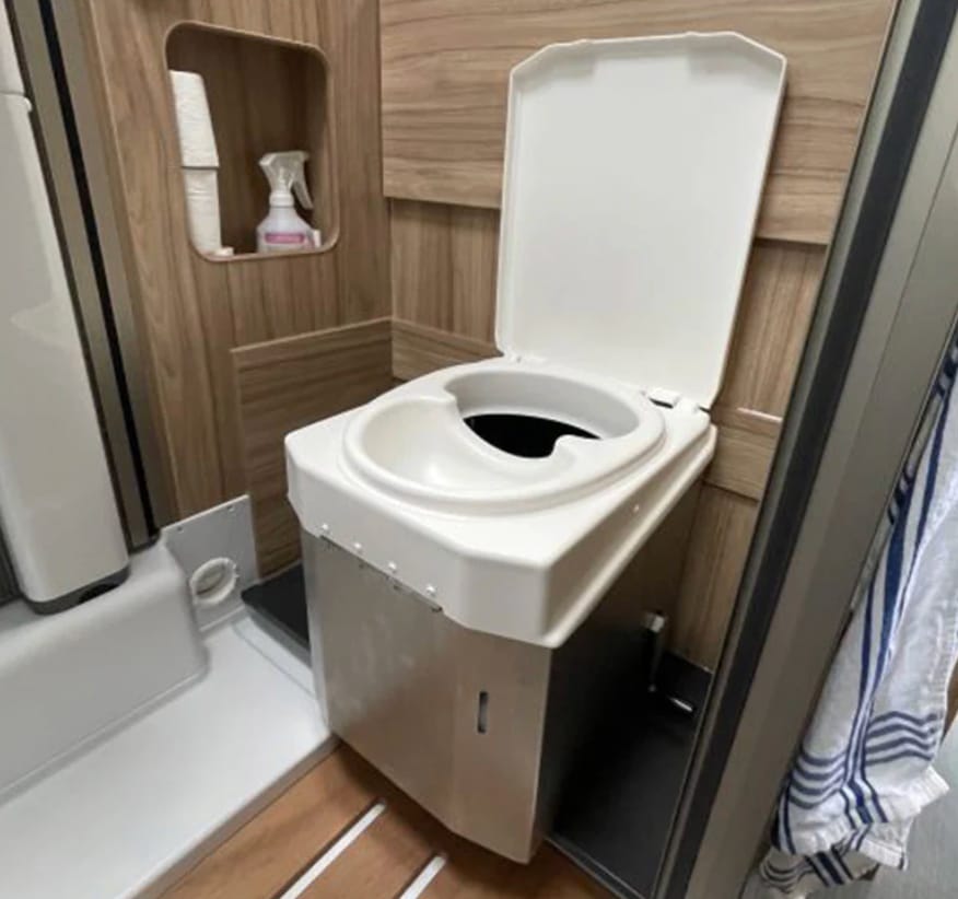 Geöffnete BioTioo Trenntoilette im Raumbad
