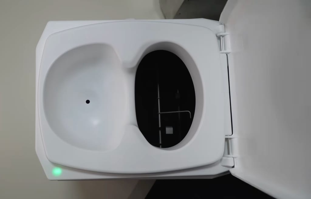 Geöffneter Sitzeinsatz der BioTioo Trenntoilette