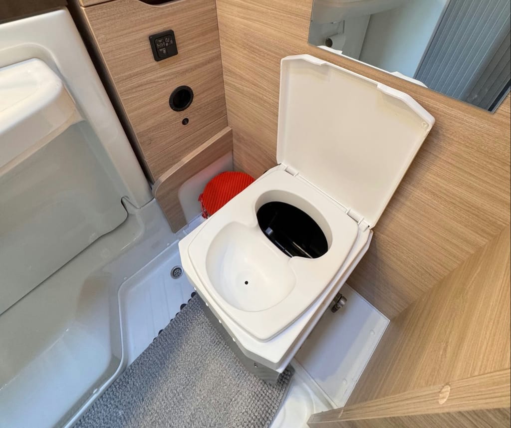 Offene Kassettentoilette im Camperbad