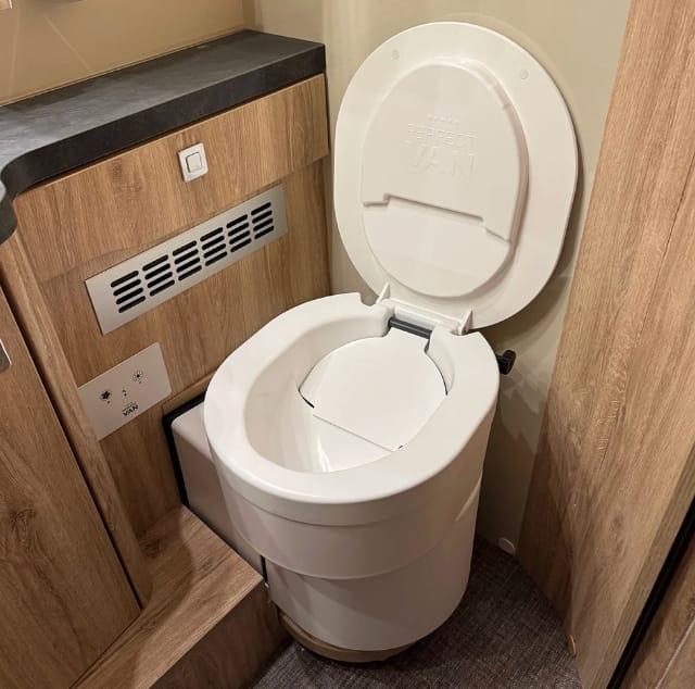 Kassettentoilette im Raumbad eines Campers