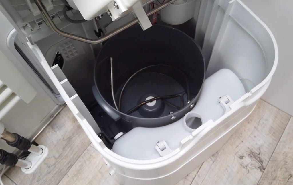 Innenraum einer Kassettentoilette ohne Deckel