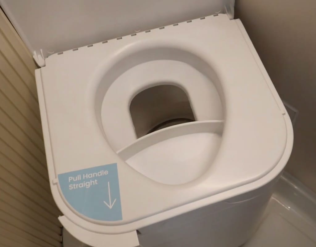 Nahaufnahme eines Toiletten-Sitzeinsatzes