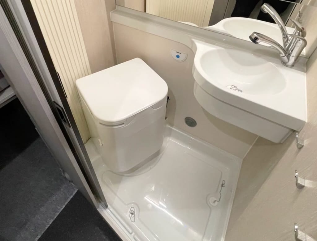 Kompakte Trenntoilette im Raumbad