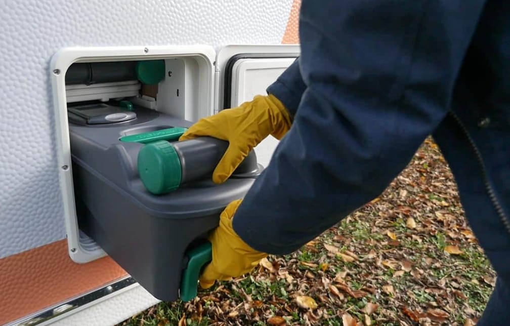 Kassettentoilette wird durch die Serviceklappe am Camper entnommen