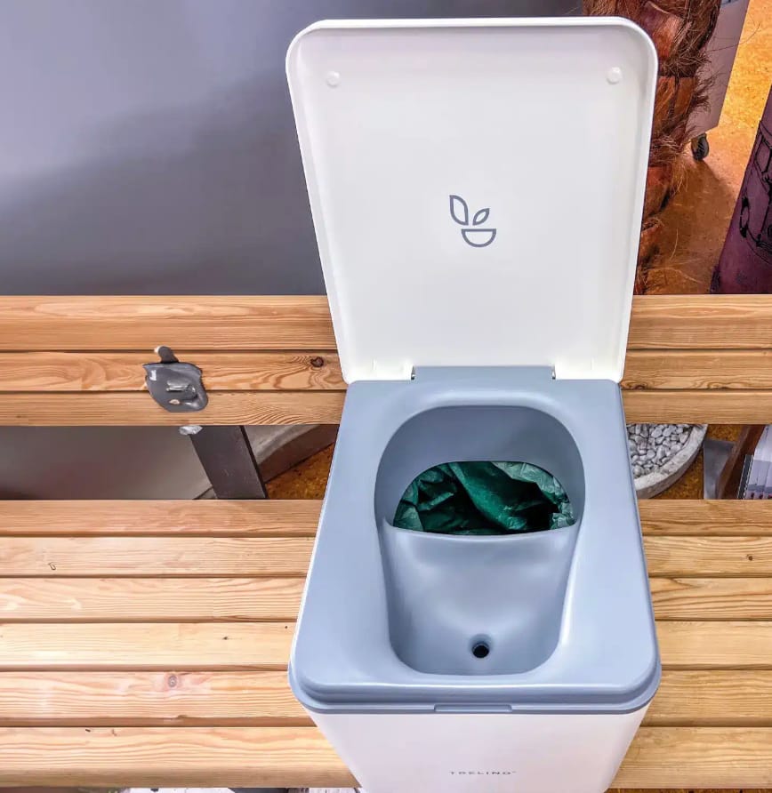 Geöffnete Trelino Trenntoilette mit Beutel