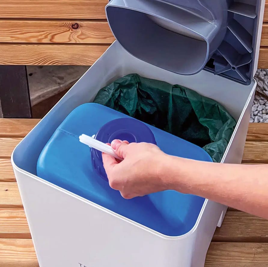 Streu wird in eine Trelino Trenntoilette eingefüllt
