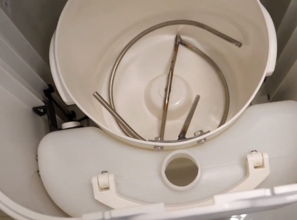 Innenansicht einer Trockentoilette mit Rührwerk